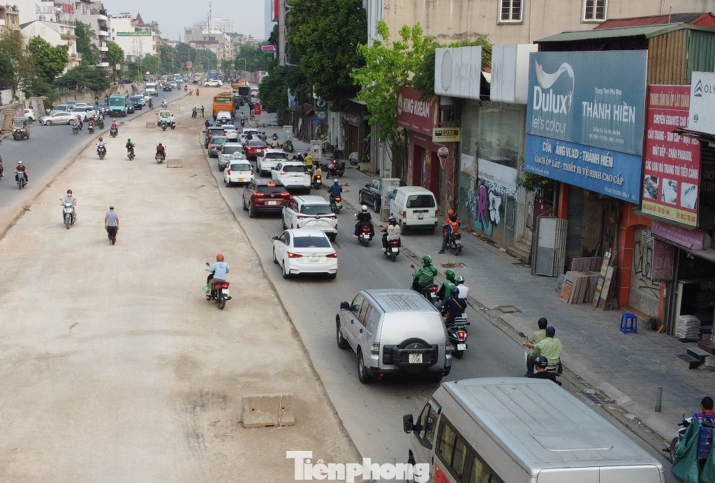 Từ mặt đường chỉ rộng hơn một làn xe mỗi bên, dự án đã được Chủ đầu tư là Ban QLDA đầu tư xây dựng công trình giao thông Hà Nội và các nhà thầu mở rộng mặt đường rộng lên 3 làn xe mỗi bên (tương đương rộng từ 26,5m đến 31m).