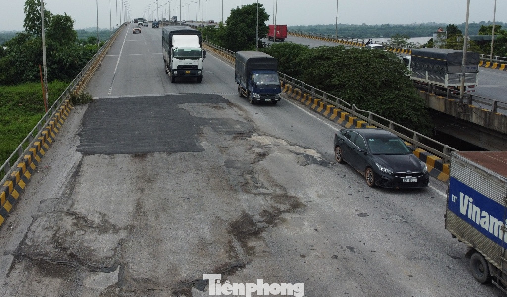 Để tránh đi vào đoạn mặt cầu bị xấu, có ổ gà, phương tiện đã phải dạt hết sang phía làn sát dải phân cách giữa. Để tránh đi vào đoạn mặt cầu bị xấu, có ổ gà, phương tiện đã phải dạt hết sang phía làn sát dải phân cách giữa.