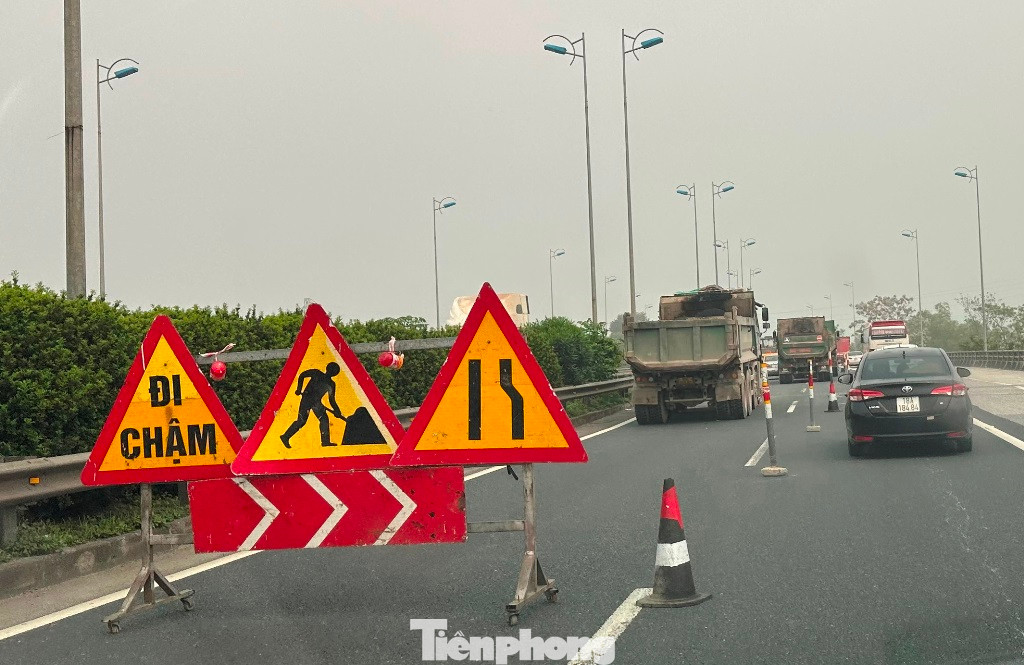 Công trường sửa chữa mặt đường, khe co giãn chiếm dụng hơn nửa lòng đường cao tốc. Ảnh chụp ngày 1/4. Ảnh: V.H