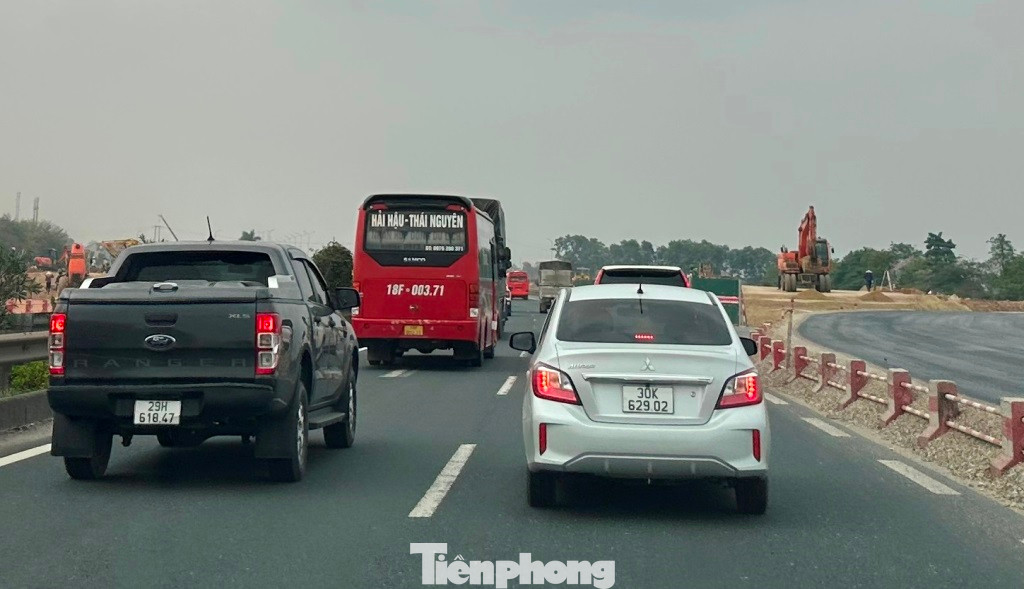 Công trường chiếm dụng lòng đường, cộng với tốc độ bị hạ thấp dẫn đến giao thông các đoạn qua các công trường khó khăn, ùn ứ, nhất là vào cuối tuần. Công trường chiếm dụng lòng đường, cộng với tốc độ bị hạ thấp dẫn đến giao thông các đoạn qua các công trường khó khăn, ùn ứ, nhất là vào cuối tuần.