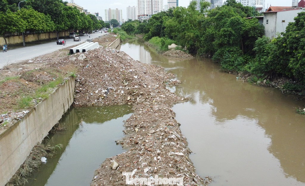 Khi tạm dừng thi công, vẫn để các ụ đất thải, ụ bùn chặn dòng chảy của kênh dẫn nước, khiến nước sông Nhuệ dâng cao 2, 3 mét, gây ngập úng nhưng trạm bơm Yên Nghĩa phải "đắp chiếu" nhiều tổ bơm và chỉ hoạt động 40% công suất.