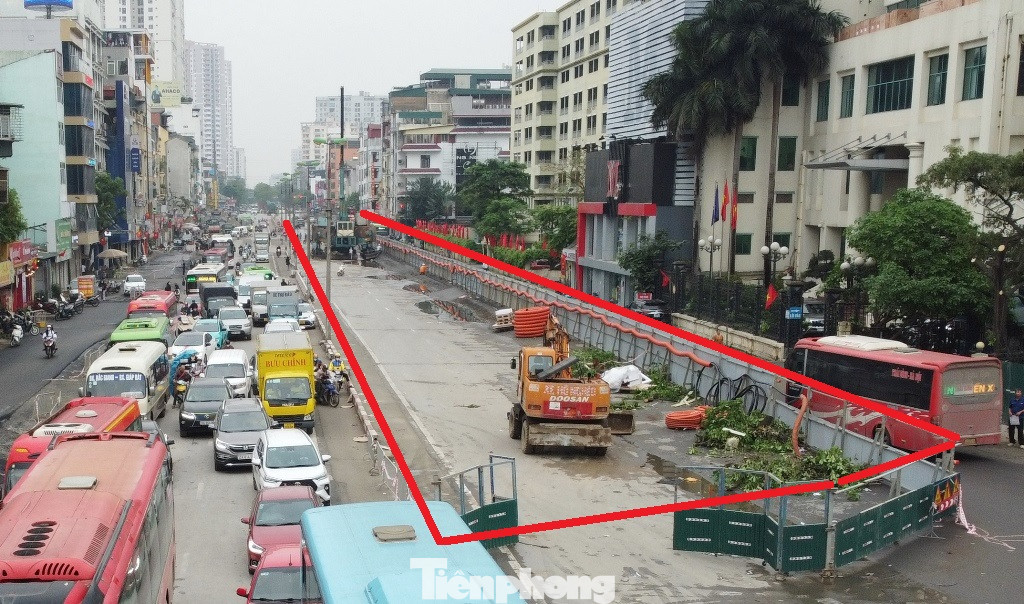 Cùng với đó tuyến đường Kim Đồng cũng được dựng hàng rào chiếm 2/3 lòng đường (đường màu đỏ) ở khu vực dải phân cách giữa, xe được phân luồng đi sang hai bên hàng rào.