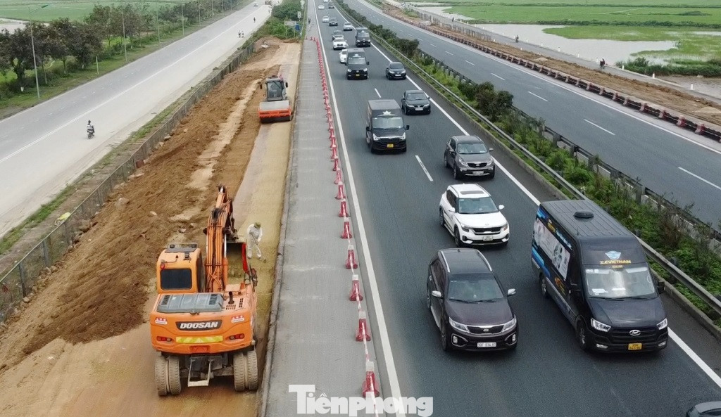 Trên cao tốc, phương tiện lưu thông với tốc độ cao, hai ngày cuối tuần này phương tiện tăng cao nhưng việc thi công vẫn diễn ra. Trên cao tốc, phương tiện lưu thông với tốc độ cao, hai ngày cuối tuần này phương tiện tăng cao nhưng việc thi công vẫn diễn ra.