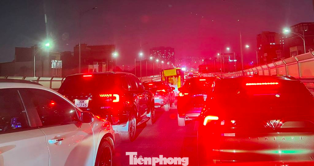 Ùn tắc giao thông và phương tiện đứng yên phanh đỏ đèn trên đường Vành đai 2 chiều tối nay.