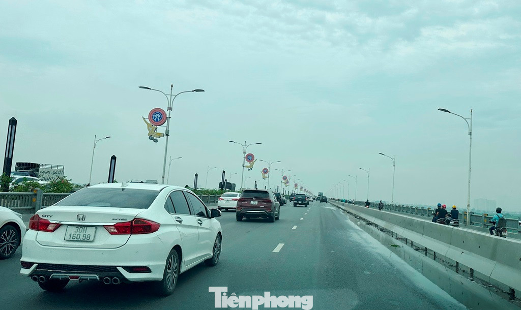 Do một bên đường giáp dải phân cách với làn xe máy tồn đọng rác, nước thải nên ô tô đã không dám đi vào, dồn hết vào 2 làn xe còn lại.