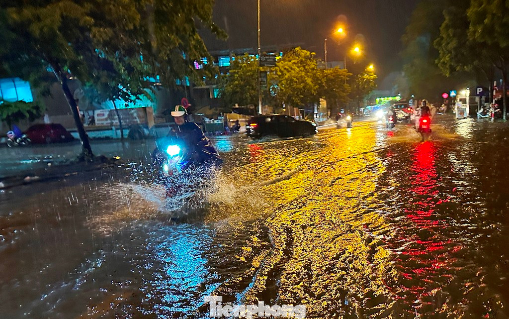 Chỉ sau 30 phút mưa, nhiều tuyến phố bị ngập nặng Chỉ sau 30 phút mưa, nhiều tuyến phố bị ngập nặng