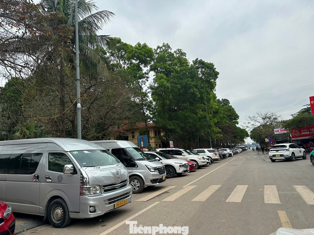 Do vậy, tuy không được phép đỗ ô tô, nhưng hiện nay vỉa hè phố Đặng Thai Mai đang bạt ngàn ô tô đỗ dày đặc.