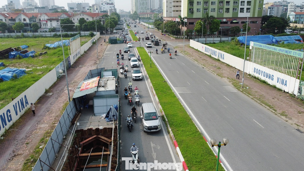 Ghi nhận thời gian qua, nhiều công trường chỉ quây rào nhưng không thi công, bên trong sắt thép, dụng cụ đã hoen gỉ.