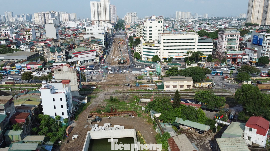 Sau 21 tháng thi công (hết 2/3 thời gian của dự án), đến chiều 16/7 hầm chui Vành đai 2,5 qua nút giao Giải Phóng - Kim Đồng đã hiện rõ mặt bằng và công trường thi công kèm theo.