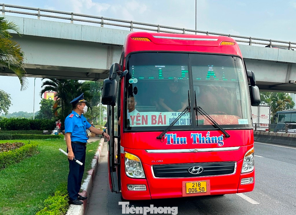 Nhưng thay vì thanh minh, xin bỏ qua lỗi như thường gặp, tài xế đã thừa nhận lỗi và cho rằng, xe đã bị lực lượng chức năng dừng nếu kiểm tra sẽ ra rất nhiều lỗi, do vậy tài xế xin được bỏ qua và nhận lỗi "giải quyết nhanh". Tổ công tác vẫn xử lý theo đúng quy định. Nhưng thay vì thanh minh, xin bỏ qua lỗi như thường gặp, tài xế đã thừa nhận lỗi và cho rằng, xe đã bị lực lượng chức năng dừng nếu kiểm tra sẽ ra rất nhiều lỗi, do vậy tài xế xin được bỏ qua và nhận lỗi "giải quyết nhanh". Tổ công tác vẫn xử lý theo đúng quy định.