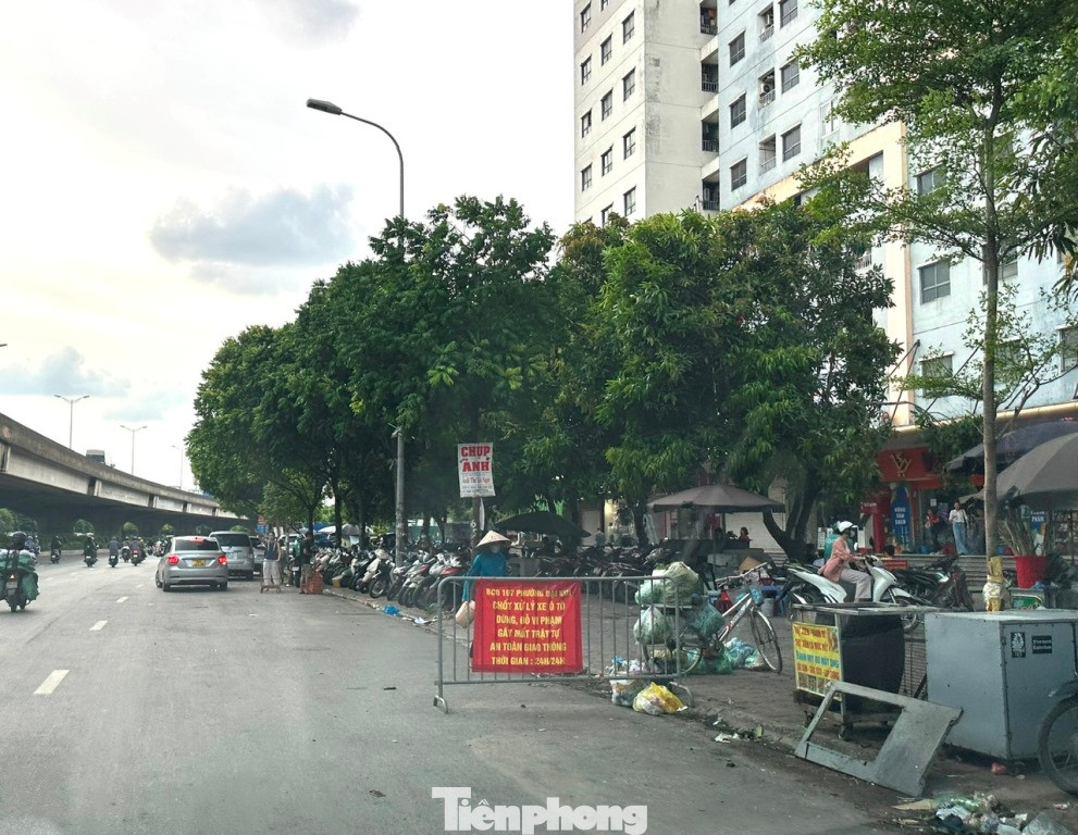 Công an phường Đại Kim lập chốt, dựng barie để chống xe ô tô dừng đỗ cản trở giao thông Vành đai 3.