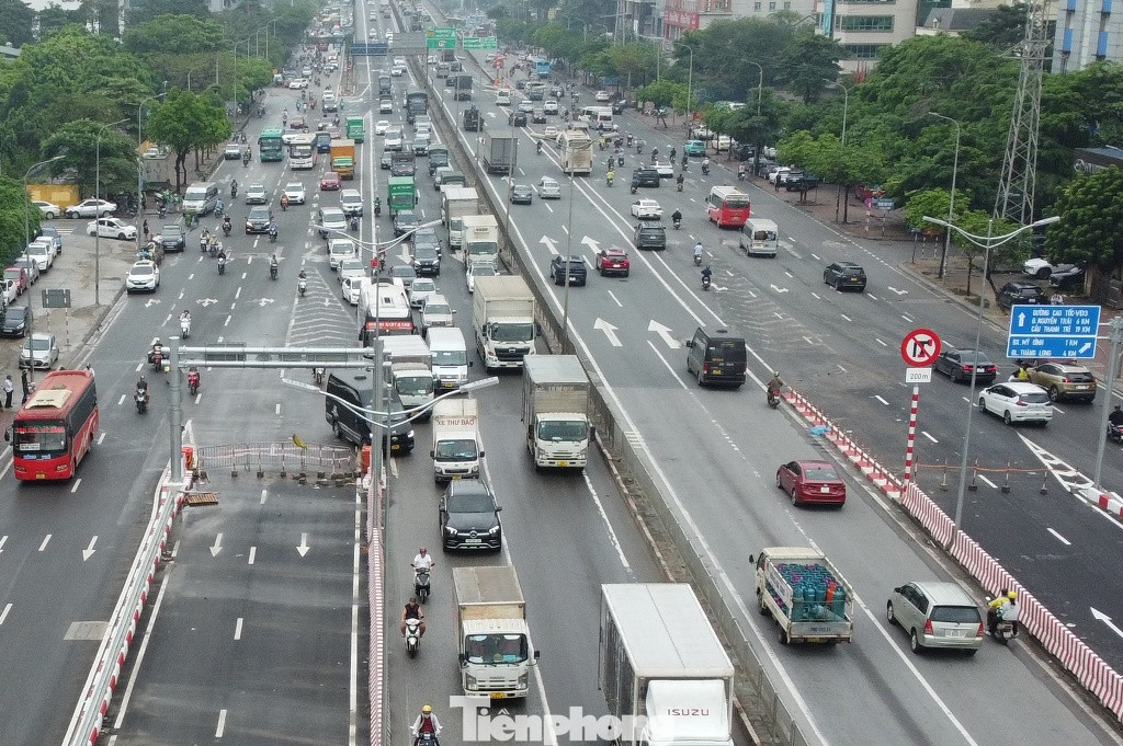 Ngoài chưa phát huy hiệu quả đầu tư, việc cầu vượt thép xây dựng xong rồi quây rào bỏ lâu nay còn gây phản cảm, khó hiểu, bức xúc với người tham gia giao thông và dư luận thời gian qua.