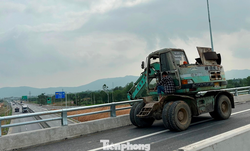 Việc thi công, hoàn thiện đường và cầu vượt tại nút giao không được che chắn cũng đang tiềm ẩn nguy cơ gây nguy hiểm cho các phương tiện đi lại ở đường cao tốc bên dưới.
