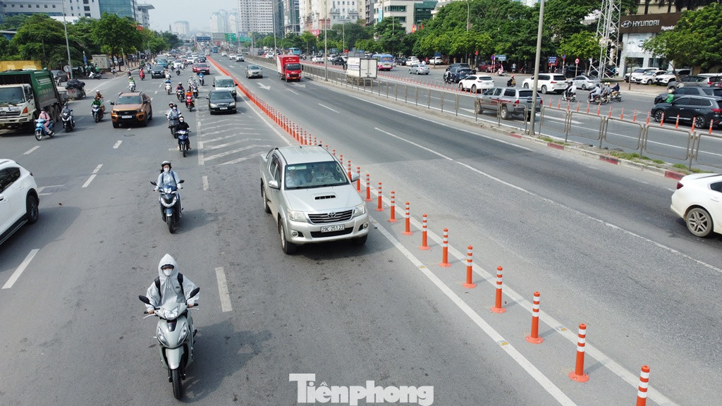 Hàng cọc tiêu được lắp đặt hai bên đầu cầu vượt thép kéo dài đến dốc đường Vành đai 3 trên cao, dài khoảng 100 mét.