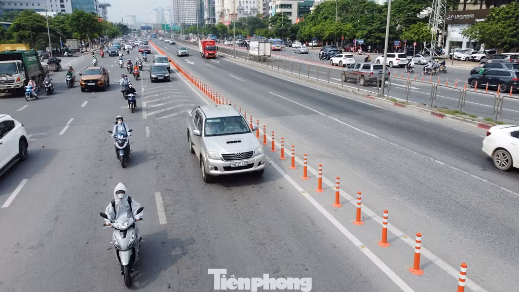 Hàng cọc tiêu được lắp đặt hai bên đầu cầu vượt thép kéo dài đến dốc đường Vành đai 3 trên cao, dài khoảng 100 mét.