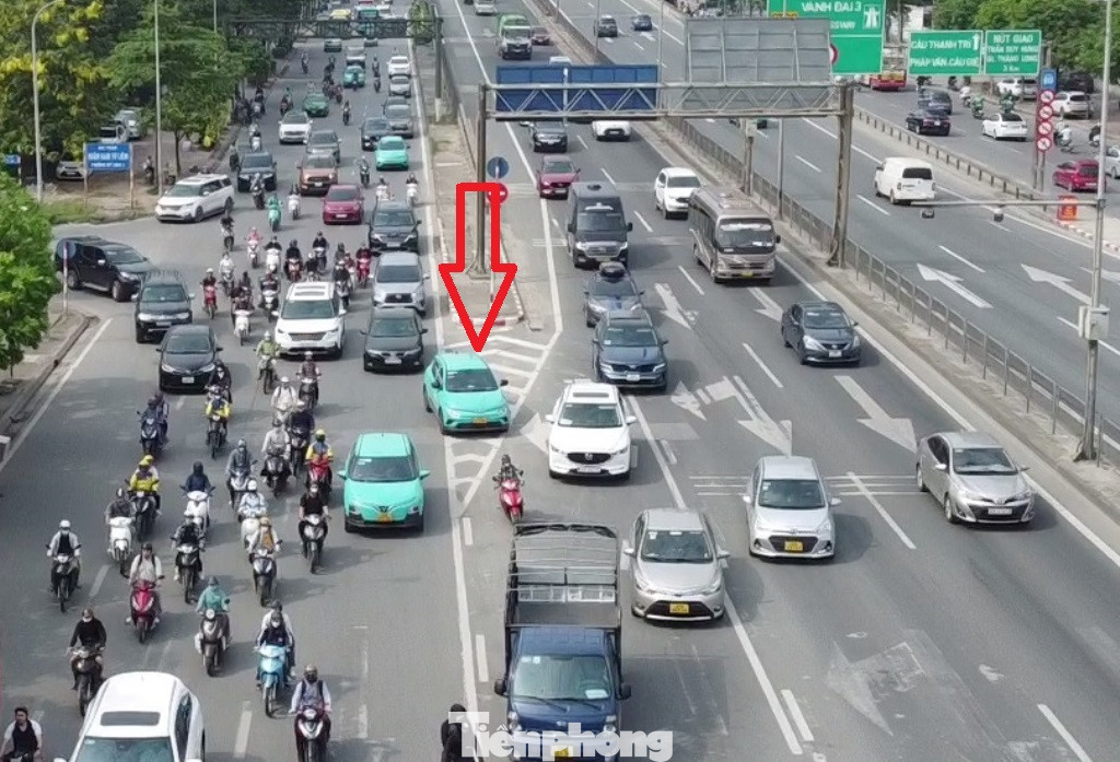 Trong số xe vi phạm có cả ô tô chạy dịch vụ vận tải khách.