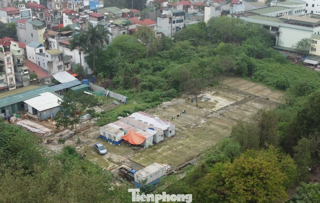 Bãi xe có tổng diện tích khoảng 10.000 m2 được cắt từ đất công viên và thuộc diện đất vàng trong khu vực nội đô nhưng đang bị quây rào bỏ không hơn 10 năm nay.