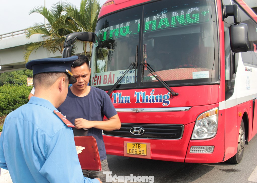 Chủ công của các tổ công tác này là Đội Thanh tra giao thông huyện Đông Anh, Thanh tra Sở GTVT Hà Nội đã triển khai các tổ phối hợp để theo dõi, phát hiện, kiểm tra và xử lý xe khách vi phạm Chủ công của các tổ công tác này là Đội Thanh tra giao thông huyện Đông Anh, Thanh tra Sở GTVT Hà Nội đã triển khai các tổ phối hợp để theo dõi, phát hiện, kiểm tra và xử lý xe khách vi phạm