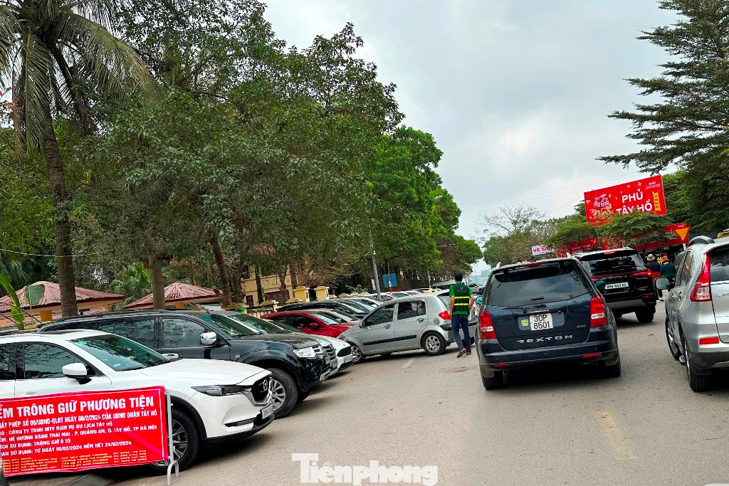 Những ngày qua người dân đến Phủ Tây Hồ từ hướng đường Đặng Thai Mai, phố Quảng An rất khó tiếp cận bãi xe chính của phủ (khu đất dự án giáp bờ hồ Tây) đang thu phí bằng công nghệ quét mã "QR" thu đúng giá