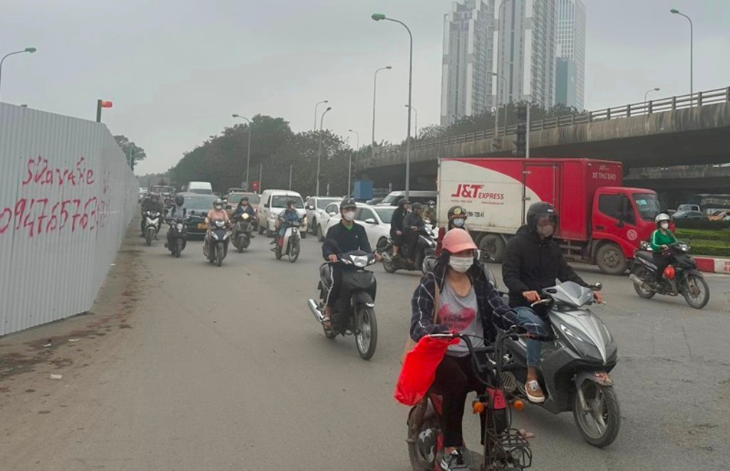 Tình trạng này đã gây ùn tắc giao thông kéo dài cho đại lộ Thăng Long đoạn qua công trường.