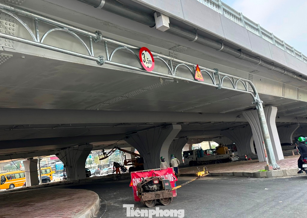 Bên dưới gầm cầu vượt thép cũng được làm mới vỉa hè, đảo giao thông, riêng độ tĩnh không để xe đi qua gầm cầu vượt thép được khống chế ở chiều cao dưới 3,5 mét. Bên dưới gầm cầu vượt thép cũng được làm mới vỉa hè, đảo giao thông, riêng độ tĩnh không để xe đi qua gầm cầu vượt thép được khống chế ở chiều cao dưới 3,5 mét.