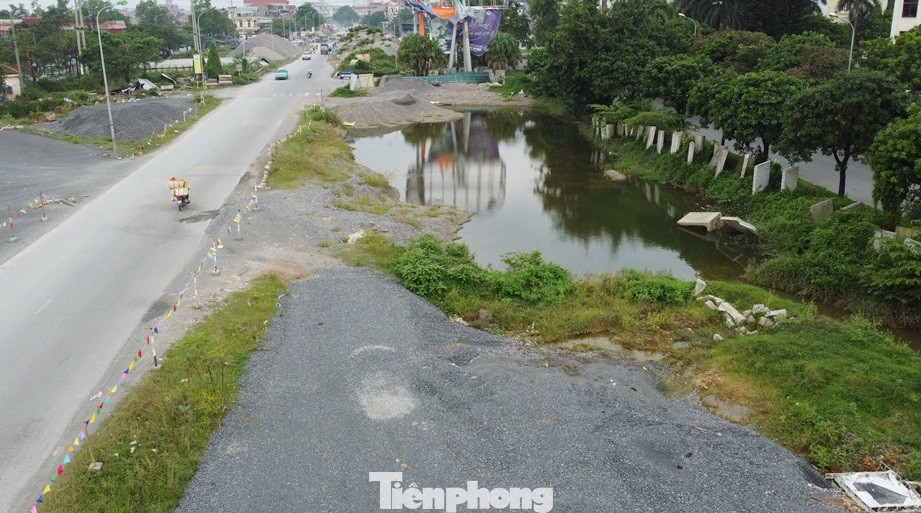 Theo tiến độ dự án có thời gian thi công 5 năm (2022 - 2025) với tổng kinh phí 8.100 tỷ đồng, tuy nhiên đến nay đã hết gần nửa thời gian thực hiện dự án, nhưng hầu hết việc thi công trên công trường dài 21 km vẫn rất vắng vẻ.