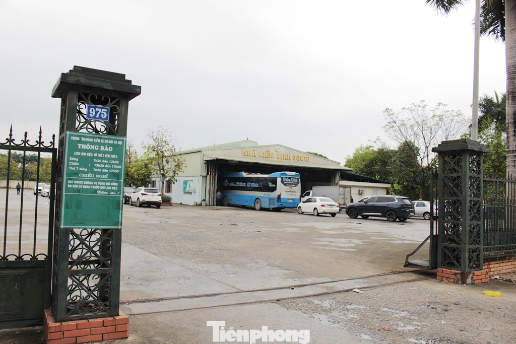 Trong khi đó, tại các trung tâm khu vực ngoại thành như Xuân Đỉnh, Hà Đông, Mai Dịch… lượng xe đến chỉ lác đác, chưa đủ công suất; xe đến không phải xếp hàng chờ đợi.