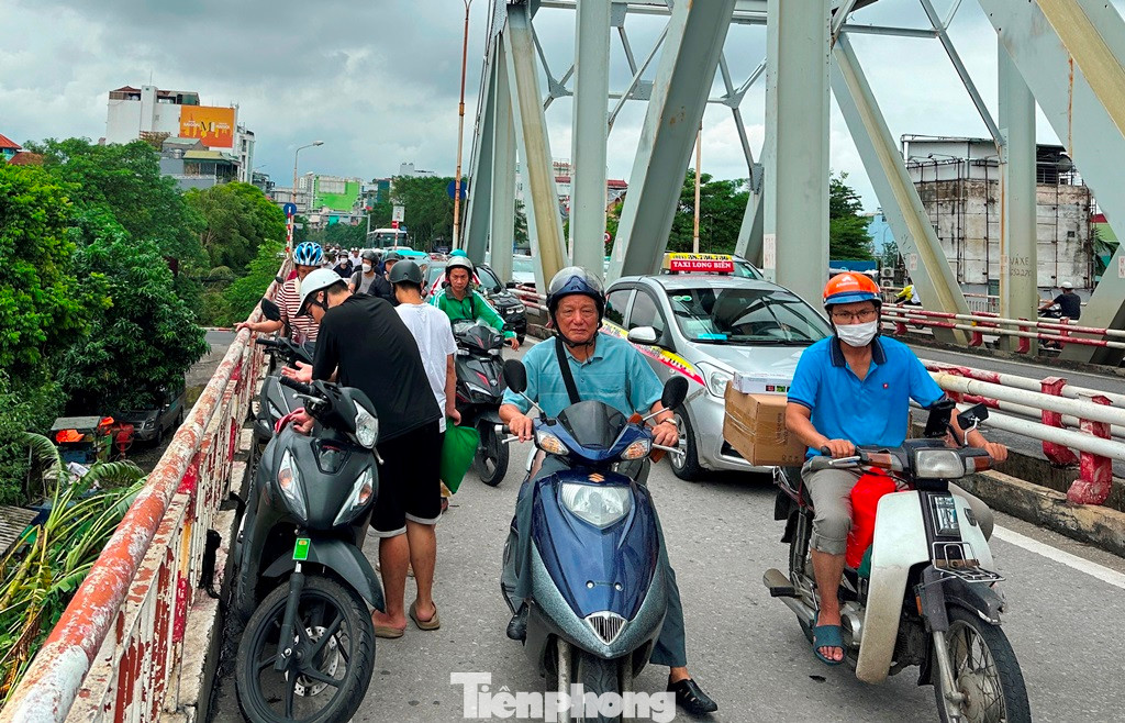 Với hai làn cầu ở hai bên cánh gà, do được đánh giá là làn cầu yếu và chỉ có khả năng chịu tải chỉ với xe khoảng 6 tấn trở xuống nên những ngày mưa bão vừa qua liên ngành có chủ trương chỉ cho xe máy, cấm ô tô đi vào làn này. Với hai làn cầu ở hai bên cánh gà, do được đánh giá là làn cầu yếu và chỉ có khả năng chịu tải chỉ với xe khoảng 6 tấn trở xuống nên những ngày mưa bão vừa qua liên ngành có chủ trương chỉ cho xe máy, cấm ô tô đi vào làn này.