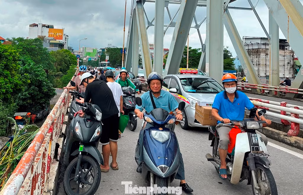 Với hai làn cầu ở hai bên cánh gà, do được đánh giá là làn cầu yếu và chỉ có khả năng chịu tải chỉ với xe khoảng 6 tấn trở xuống nên những ngày mưa bão vừa qua liên ngành có chủ trương chỉ cho xe máy, cấm ô tô đi vào làn này. Với hai làn cầu ở hai bên cánh gà, do được đánh giá là làn cầu yếu và chỉ có khả năng chịu tải chỉ với xe khoảng 6 tấn trở xuống nên những ngày mưa bão vừa qua liên ngành có chủ trương chỉ cho xe máy, cấm ô tô đi vào làn này.