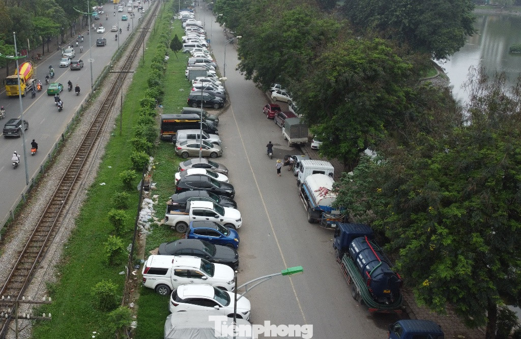 Bãi xe trên lòng đường, vỉa hè quanh hồ Ba Mẫu bên cạnh.