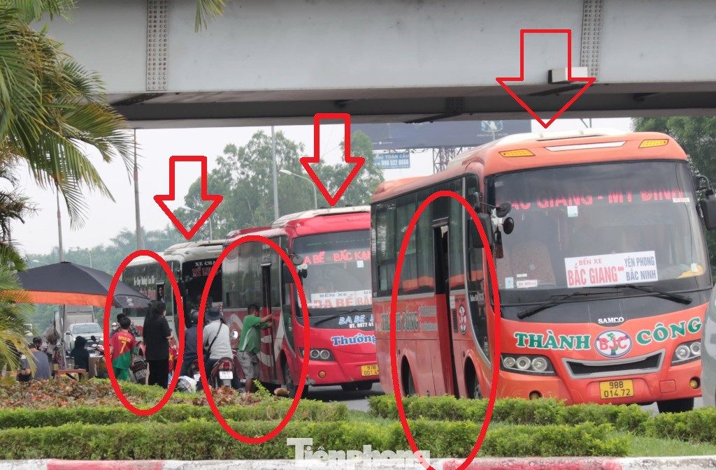 Xe khách thường xuyên dừng đỗ, đón trả khách thành đoàn trên tuyến đường Võ Văn Kiệt (Bắc Thăng Long - Nội Bài) trong thời gian qua. Ảnh chụp ngày 7/6/2024. Xe khách thường xuyên dừng đỗ, đón trả khách thành đoàn trên tuyến đường Võ Văn Kiệt (Bắc Thăng Long - Nội Bài) trong thời gian qua. Ảnh chụp ngày 7/6/2024.