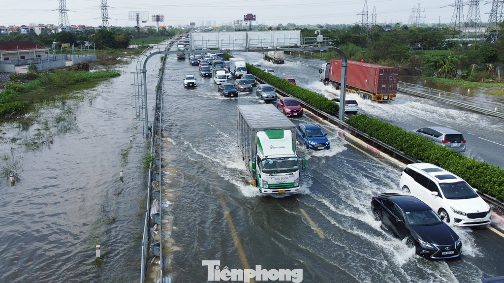 Đã bước sang tuần thứ hai, cao tốc Pháp Vân - Cầu Giẽ đoạn qua Hà Nội bị ngập nặng sau mưa bão số 3. Đã bước sang tuần thứ hai, cao tốc Pháp Vân - Cầu Giẽ đoạn qua Hà Nội bị ngập nặng sau mưa bão số 3.