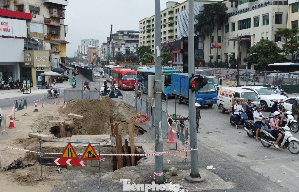 Lòng đường Kim Đồng bị rào nhiều nhất là hướng Giải Phóng - Đền Lừ, từ 3 làn xe chỉ còn hơn 1 làn, dẫn đến xe từ Giải Phóng đi vào là bị ùn ứ.