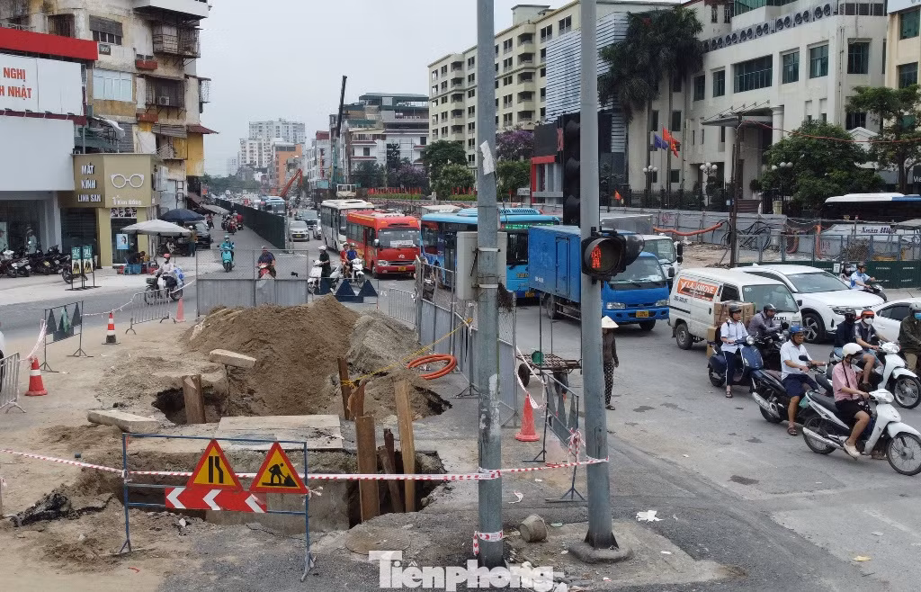 Lòng đường Kim Đồng bị rào nhiều nhất là hướng Giải Phóng - Đền Lừ, từ 3 làn xe chỉ còn hơn 1 làn, dẫn đến xe từ Giải Phóng đi vào là bị ùn ứ.