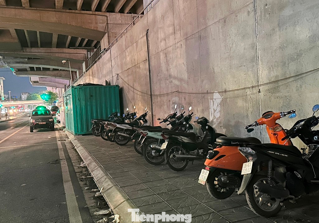 Tại khu vực xung quanh ga, xe dừng đỗ rất lộn xộn.