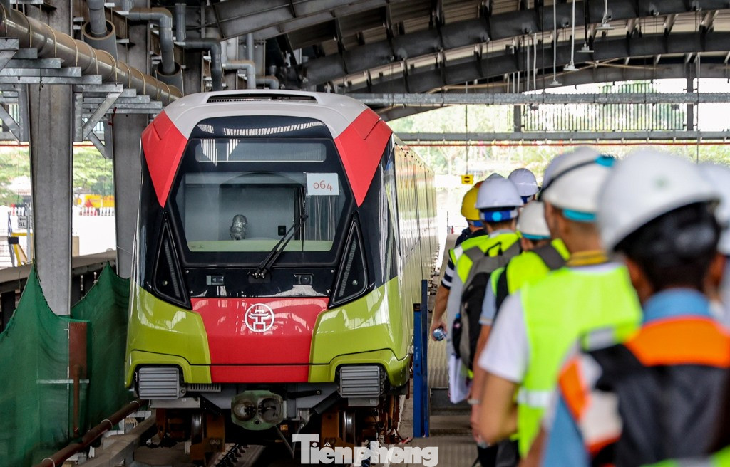 Để chuẩn bị cho kế hoạch này, đơn vị tiếp nhận, vận hành dự án là Công ty Hanoi Metro đang phối hợp với chủ đầu tư là Ban Quản lý đường sắt đô thị Hà Nội và các chuyên gia Pháp tuyển dụng, đào tạo gần 500 nhân viên quản lý, lái tàu.