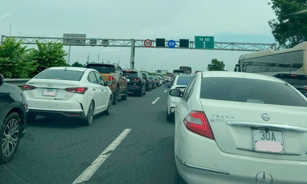 Trong ngày hôm nay, tuyến cao tốc có chiều dài gần 100 km cho xe chạy tối đa 120km/h nhưng phương tiện ô tô gần như phải di chuyển với tốc độ rất chậm, nhiều đoạn gần như phải đứng yên.