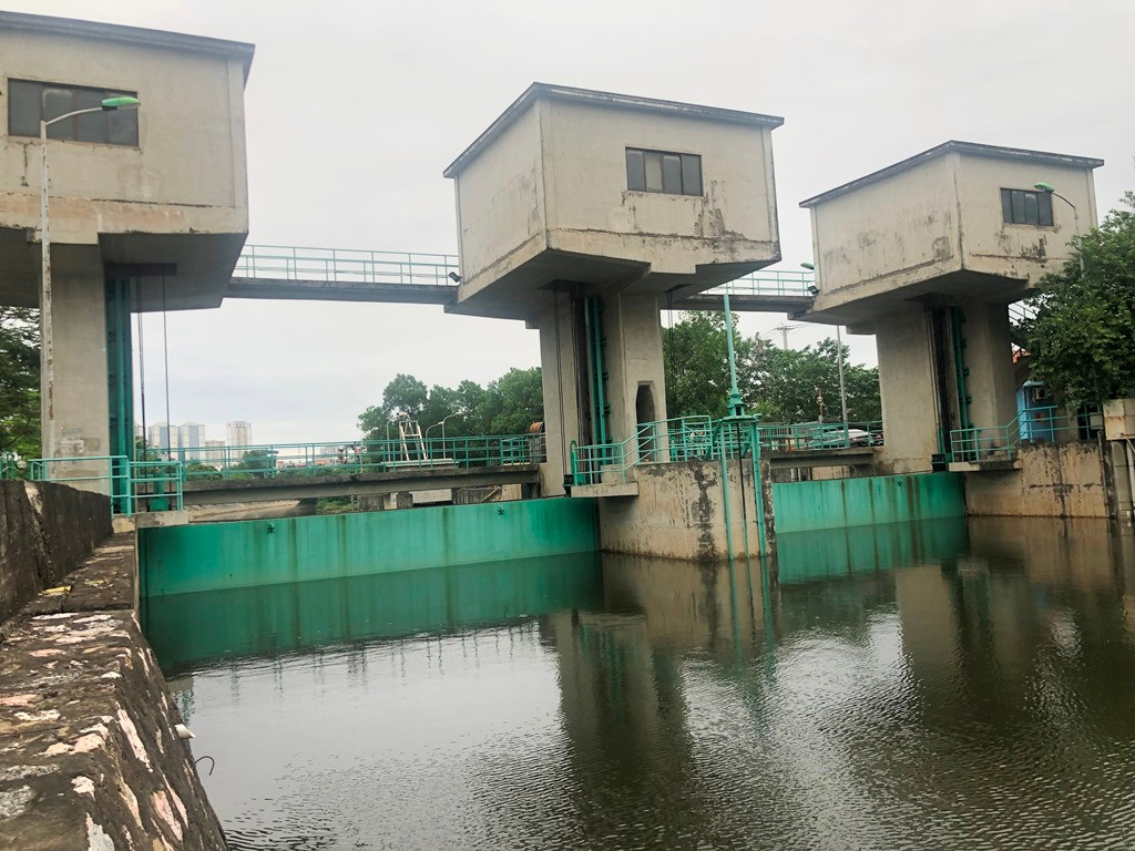 Tại đập Thanh Liệt (Thanh Trì - thoát nước mưa từ sông Tô Lịch ra sông Nhuệ) sáng nay, mực nước đã được hạ xuống mức thấp nhất để sẵn sàng tiếp nhận nước mưa từ khu vực nội đô phía Cầu Giấy, Thanh Xuân, Hoàng Mai chảy ra.