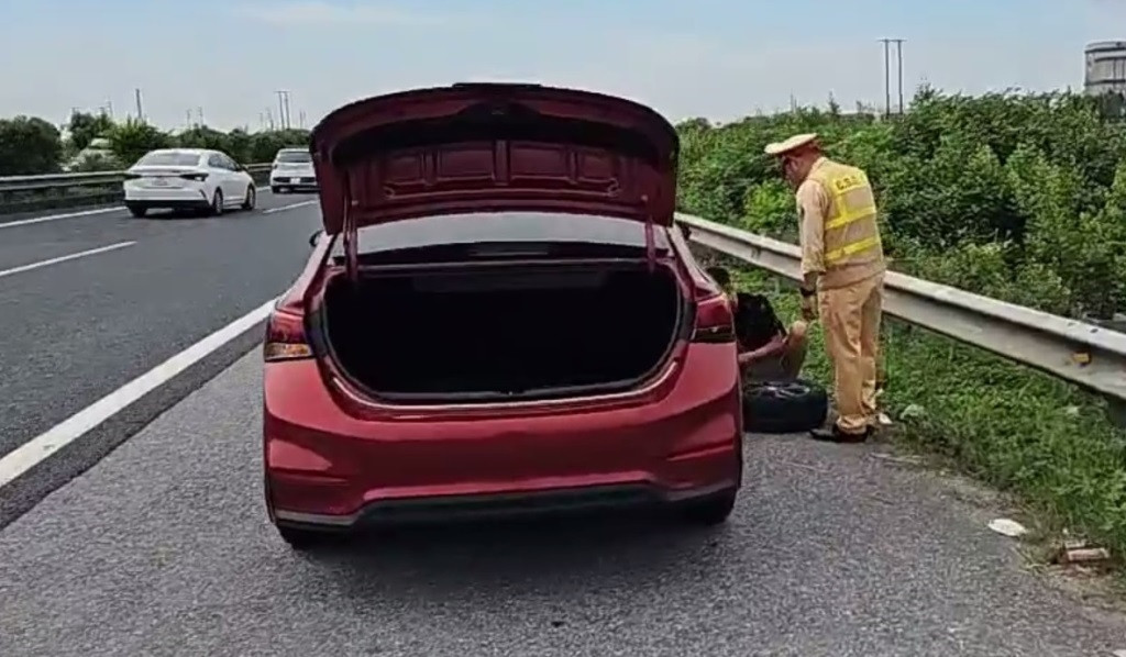 Thậm chí một số ô tô bị hỏng lốp giữa đường, CSGT đã tiếp cận vừa làm "cảnh giới" vừa hỗ trợ lái xe thay lốp dự phòng ở làn dừng khẩn cấp.