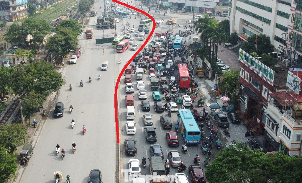 Trên đường Giải Phóng đoạn giao với phố Kim Đồng, hàng rào thu hẹp một nửa (đường đỏ), xe lưu thông hai chiều chỉ đi ở nửa đường còn lại ở chiều Ngọc Hồi - nội thành. Trên đường Giải Phóng đoạn giao với phố Kim Đồng, hàng rào thu hẹp một nửa (đường đỏ), xe lưu thông hai chiều chỉ đi ở nửa đường còn lại ở chiều Ngọc Hồi - nội thành.