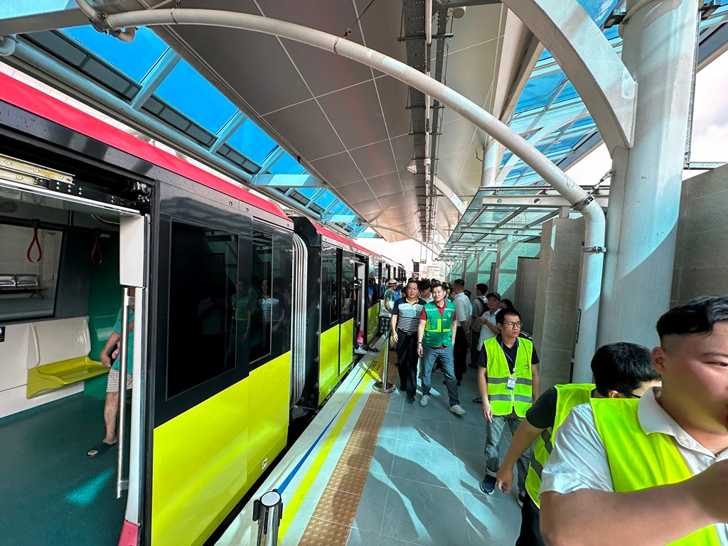 Trao đổi với PV Tiền Phong, ông Sơn cho biết, trong 15 ngày đầu tàu sẽ chạy tần suất 10 phút chuyến, và miễn phí.