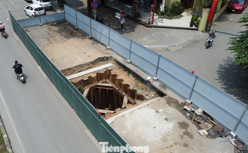 Hàng rào thi công trên phố Vũ Trọng Khánh thuộc gói thầu 4, dự án xử lý nước thải Yên Xá. Tuy nhiên, trong các năm 2021-2022 nhà thầu thi công đã không thể thi công tiếp, dẫn đến 9 công trường dự án phải quây rào để từ đó đến nay.