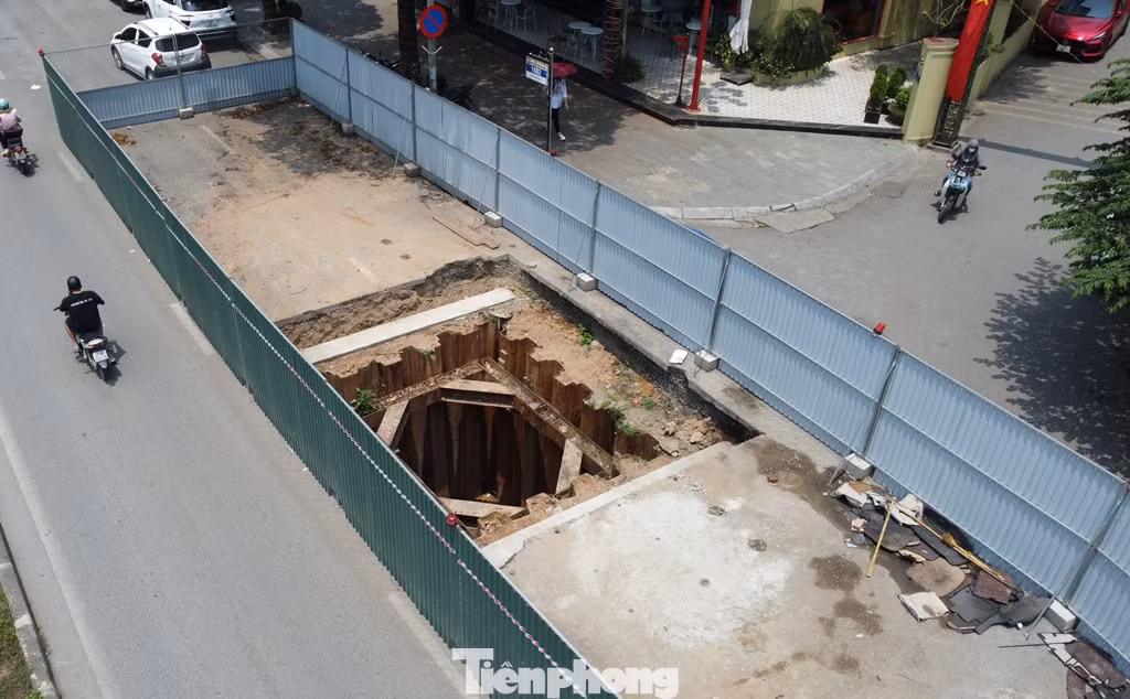 Hàng rào thi công trên phố Vũ Trọng Khánh thuộc gói thầu 4, dự án xử lý nước thải Yên Xá. Tuy nhiên, trong các năm 2021-2022 nhà thầu thi công đã không thể thi công tiếp, dẫn đến 9 công trường dự án phải quây rào để từ đó đến nay. Hàng rào thi công trên phố Vũ Trọng Khánh thuộc gói thầu 4, dự án xử lý nước thải Yên Xá. Tuy nhiên, trong các năm 2021-2022 nhà thầu thi công đã không thể thi công tiếp, dẫn đến 9 công trường dự án phải quây rào để từ đó đến nay.