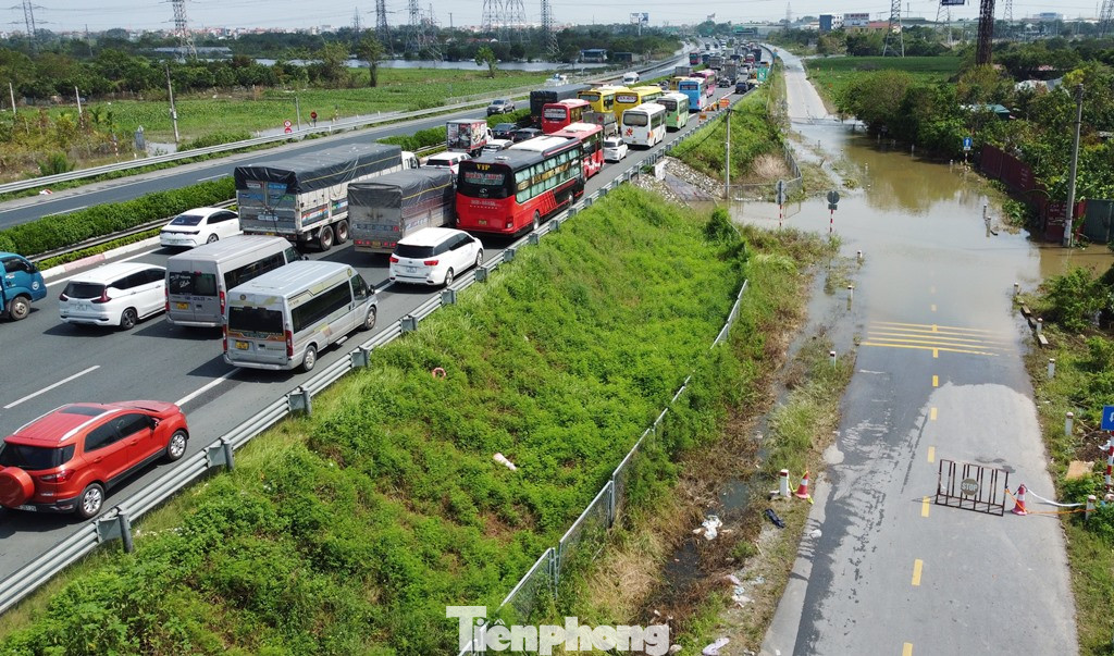 Mặc dù đã giảm đến hơn 50% mật độ xe (đi vào QL1A để tránh ngập) nhưng cao tốc Pháp Vân - Cầu Giẽ đoạn qua khu vực ngập luôn trong tình trạng giao thông đi lại khó khăn, ùn tắc kéo dài. Mặc dù đã giảm đến hơn 50% mật độ xe (đi vào QL1A để tránh ngập) nhưng cao tốc Pháp Vân - Cầu Giẽ đoạn qua khu vực ngập luôn trong tình trạng giao thông đi lại khó khăn, ùn tắc kéo dài.