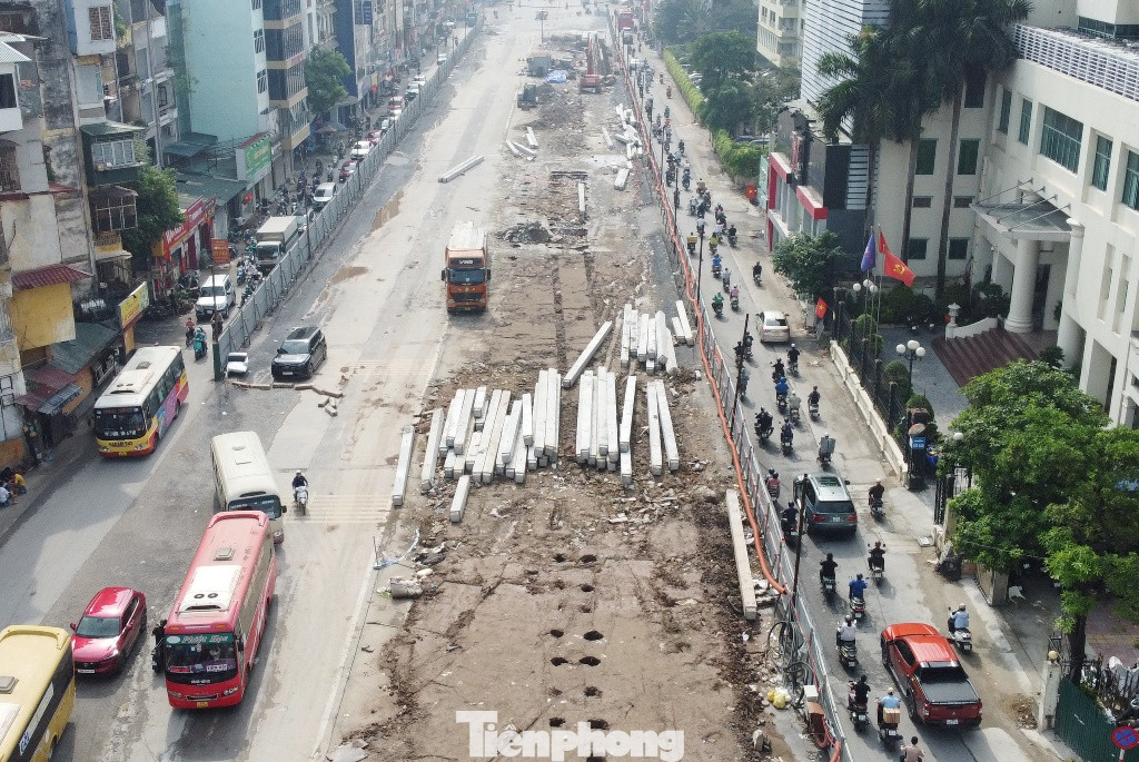 Trên đường Kim Đồng, hàng rào cũng chiếm 2/3 lòng đường. Xe lưu thông ở phần vỉa hè vừa được mở rộng. Trên đường Kim Đồng, hàng rào cũng chiếm 2/3 lòng đường. Xe lưu thông ở phần vỉa hè vừa được mở rộng.