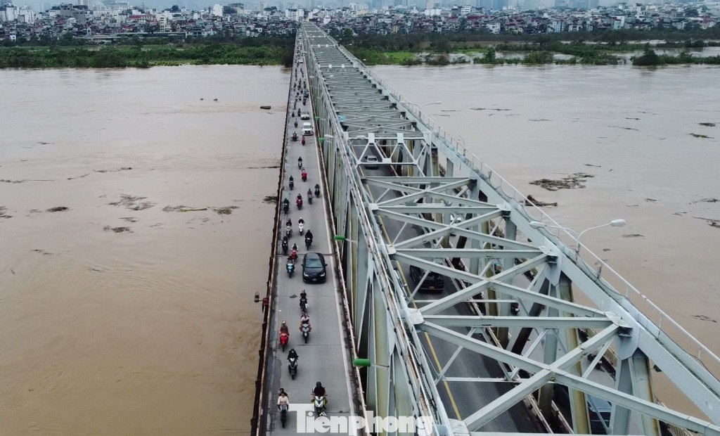 Cùng với đó, phía từ nội thành lên cũng có nhiều xe ô tô không tuân thủ nên đã tạo sự chưa đồng bộ. Cùng với đó, phía từ nội thành lên cũng có nhiều xe ô tô không tuân thủ nên đã tạo sự chưa đồng bộ.