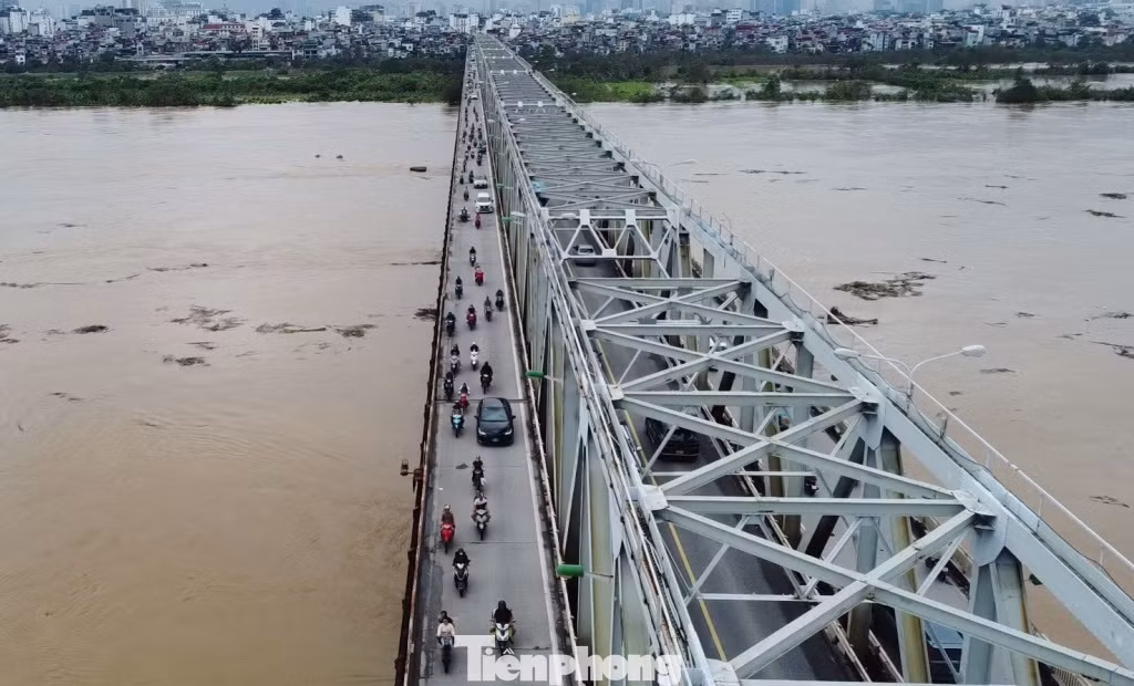 Cùng với đó, phía từ nội thành lên cũng có nhiều xe ô tô không tuân thủ nên đã tạo sự chưa đồng bộ. Cùng với đó, phía từ nội thành lên cũng có nhiều xe ô tô không tuân thủ nên đã tạo sự chưa đồng bộ.