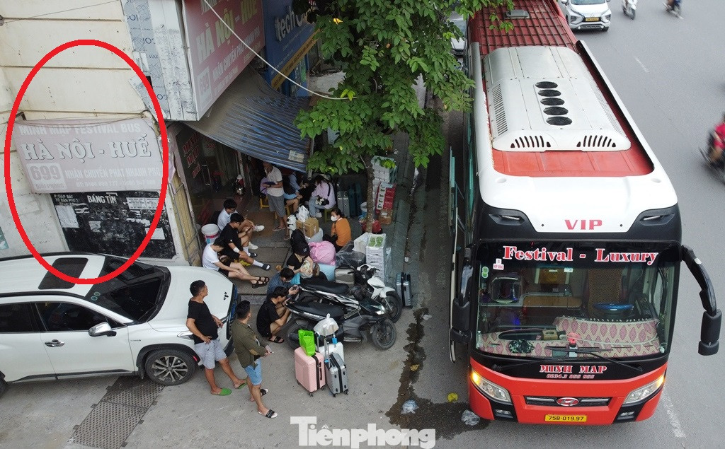 Xe giường nằm của nhà xe Minh Mập đeo biển "Xe hợp đồng" dừng đỗ, đón khách tại số 699 đường Giải Phóng thời gian qua.