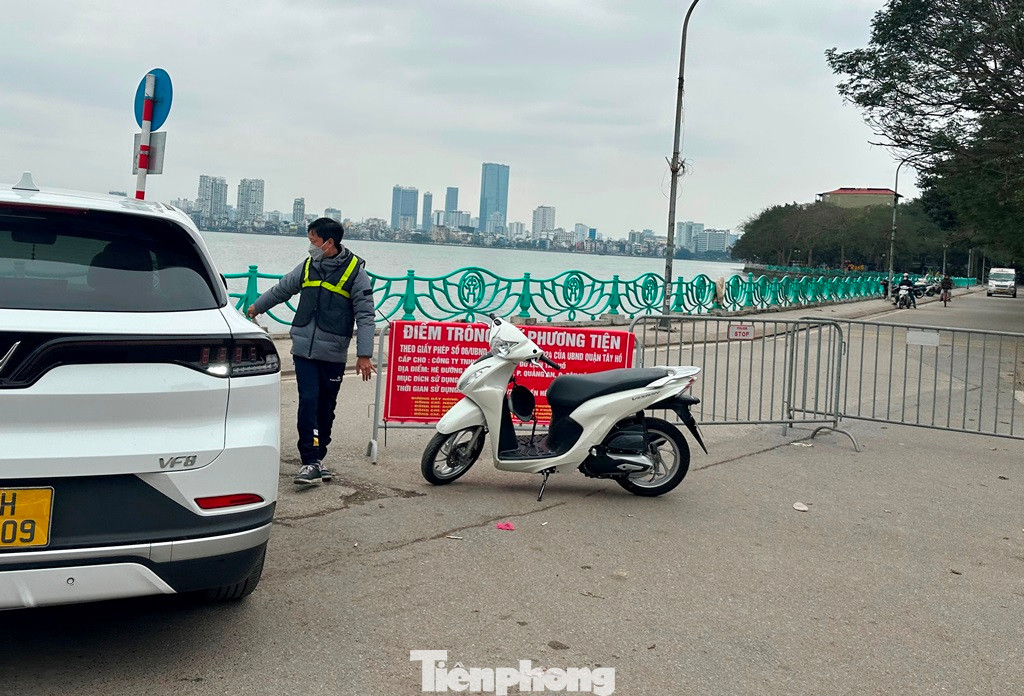 Đại diện Sở GTVT Hà Nội cho biết, Sở GTVT không có phương án phân luồng hay tổ chức giao thông bịt đường dạo quanh Hồ Tây và trên phố Quảng An để "ép" người đi ô tô, xe máy vào phủ Tây Hồ cũng như gửi xe ở hè phố Đặng Thai Mai.