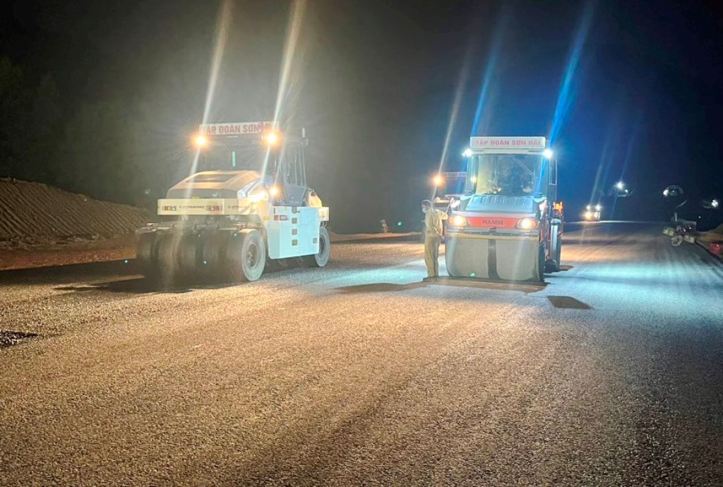 Hiện dự án đang tranh thủ thi công đêm ngày để đẩy nhanh tiến độ và chạy đua với thời gian để tránh mùa mưa bão miền Trung sẽ diễn ra từ tháng 10 đến tháng 12 hằng năm.